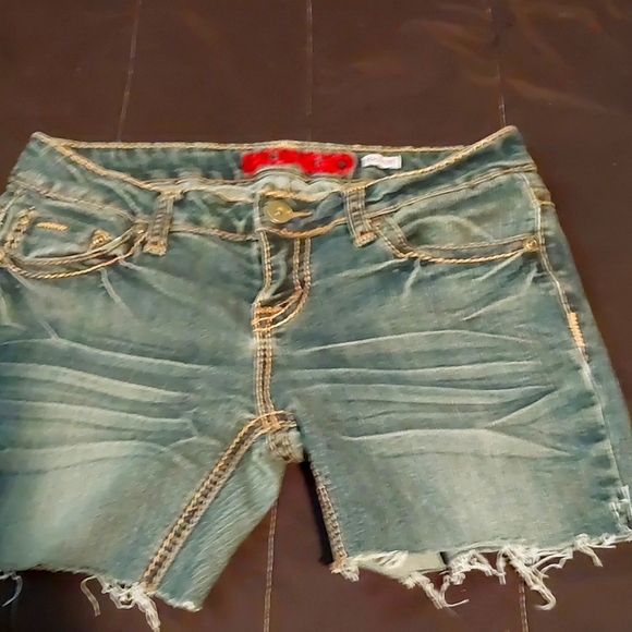 Bongo cut off jean shorts size 7 but run small - Picture 1 of 4